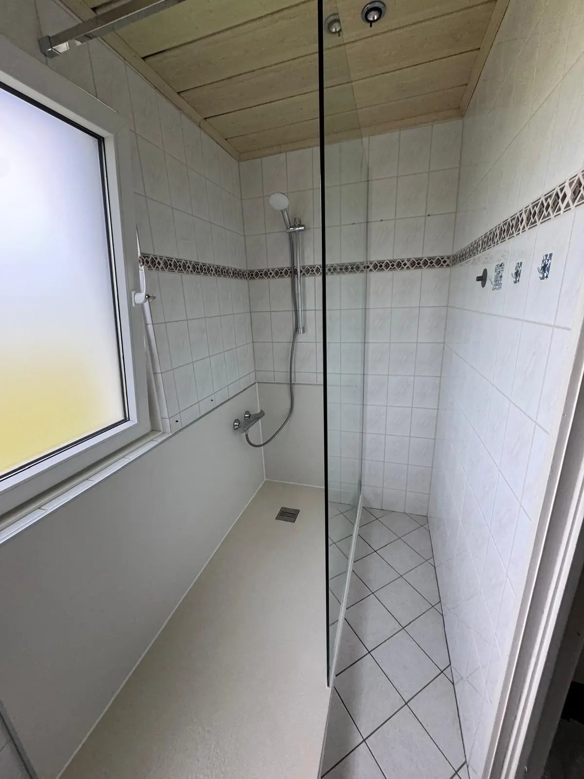 Marmerlook badkamer na renovatie