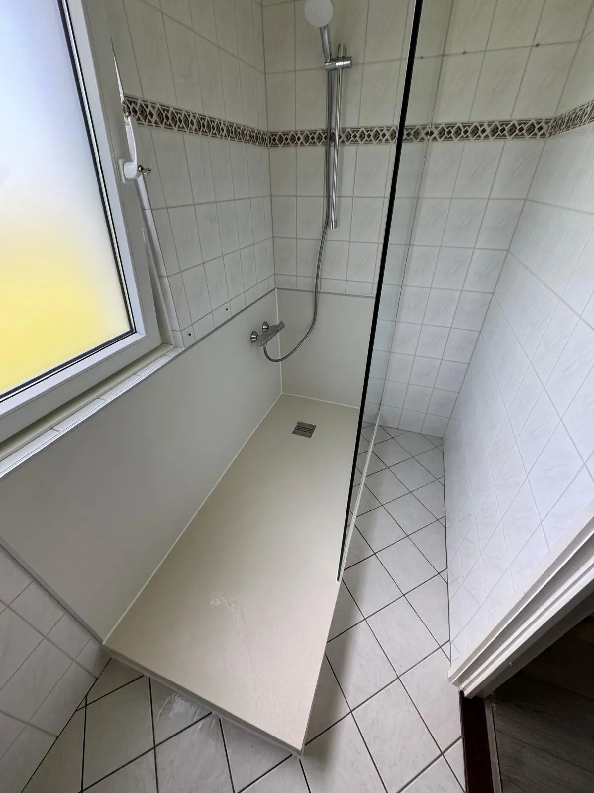 Marmerlook badkamer na renovatie