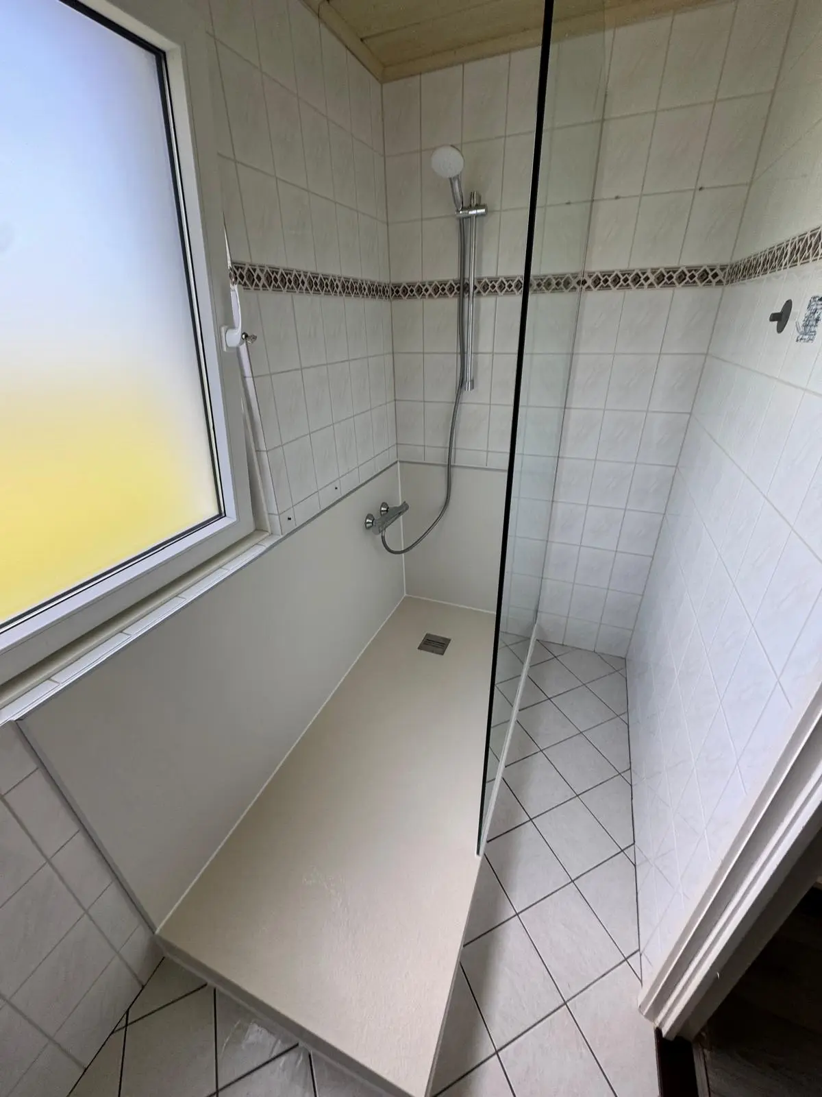 Marmerlook badkamer na renovatie