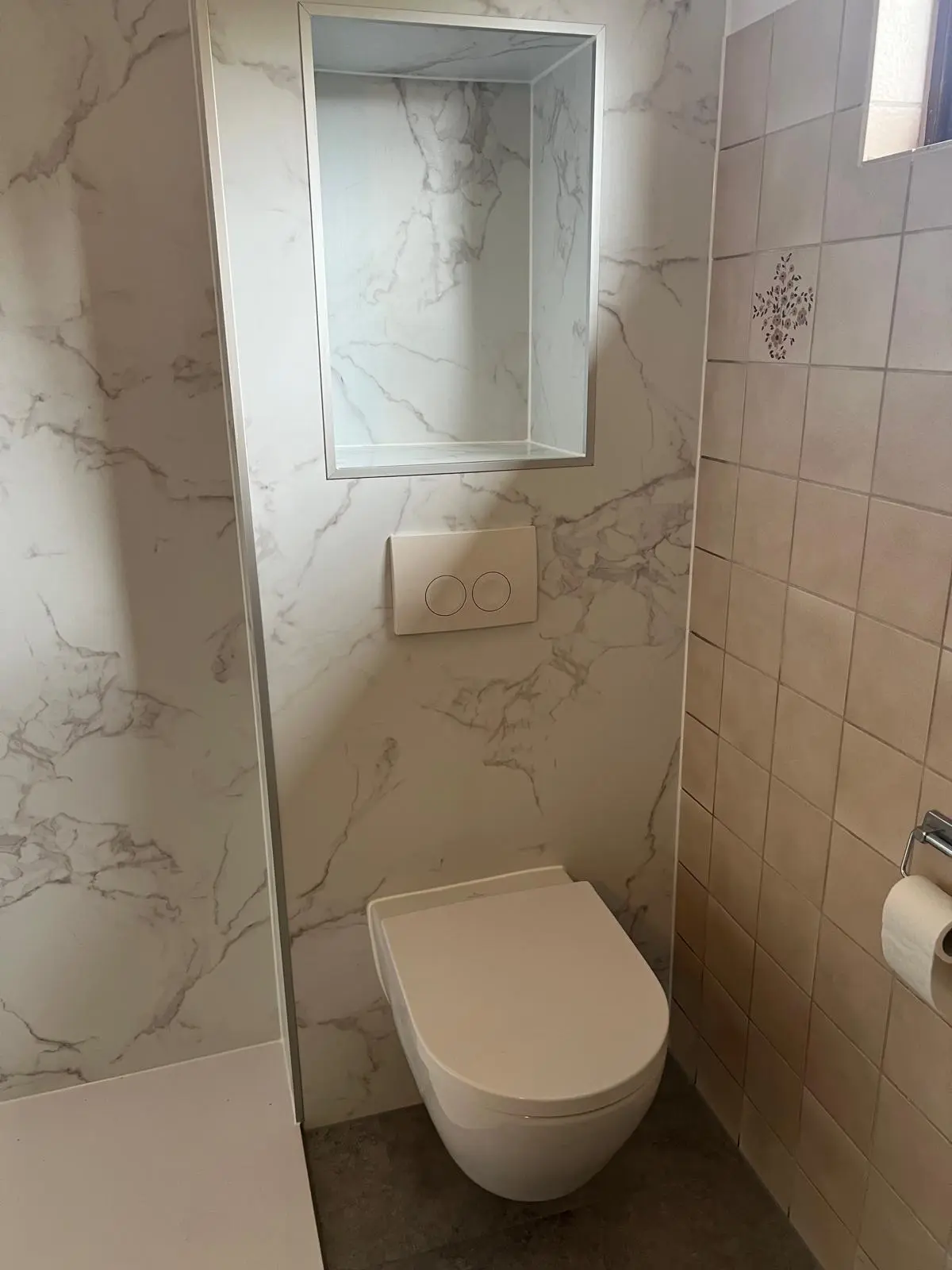 Marmerlook badkamer na renovatie
