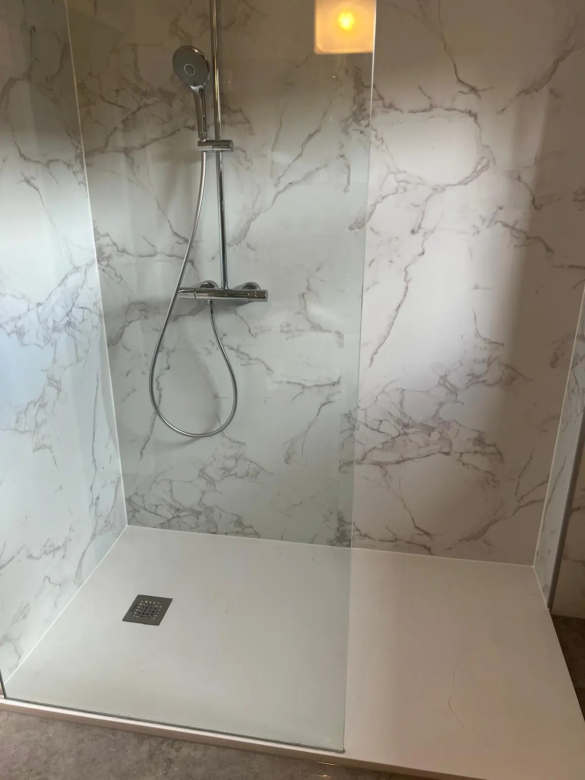 Marmerlook badkamer na renovatie