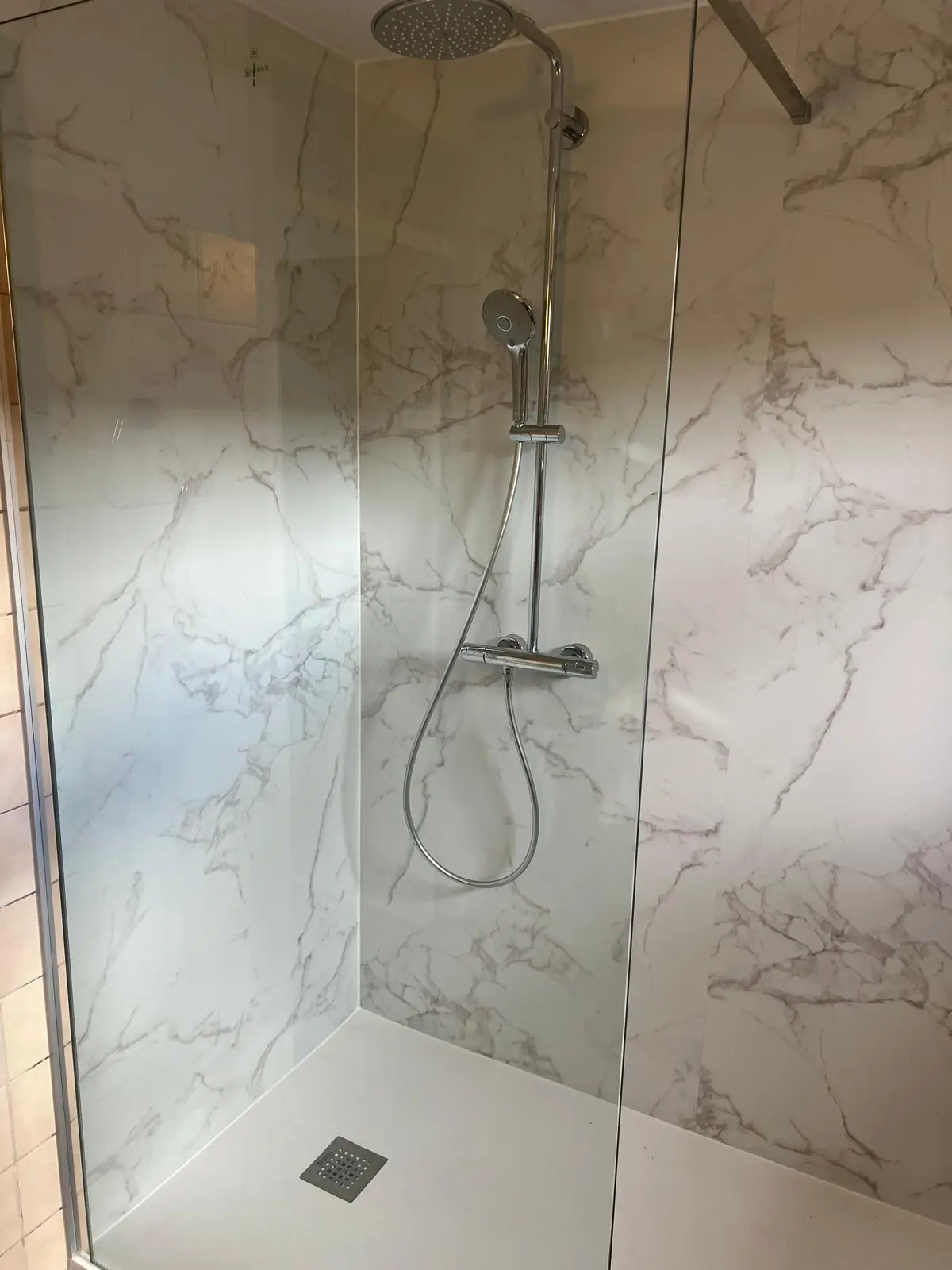 Marmerlook badkamer na renovatie