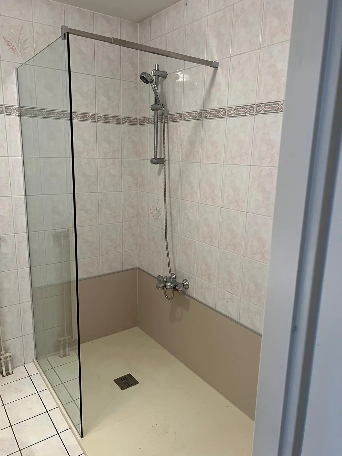 Marmerlook badkamer na renovatie