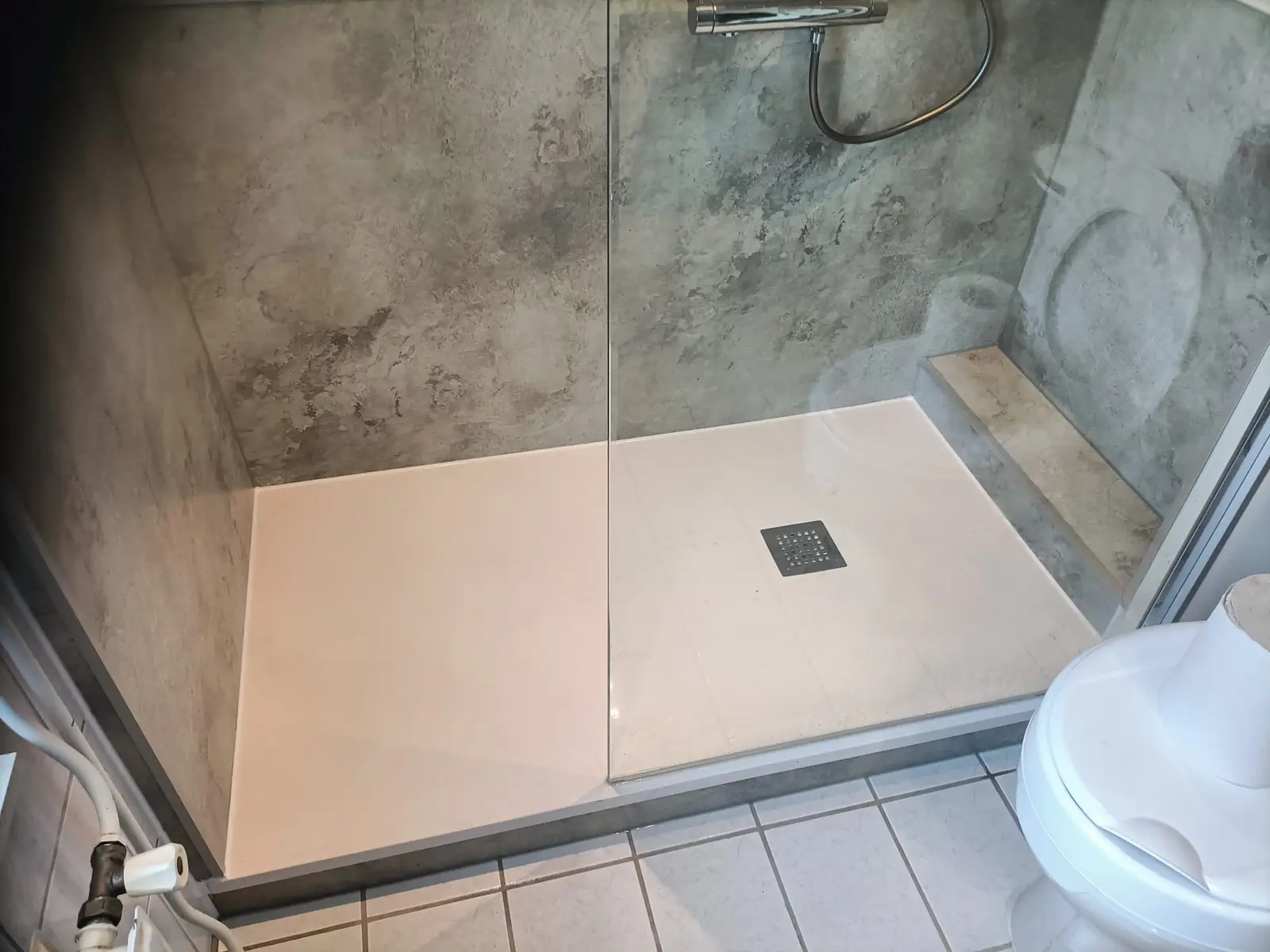 Marmerlook badkamer na renovatie