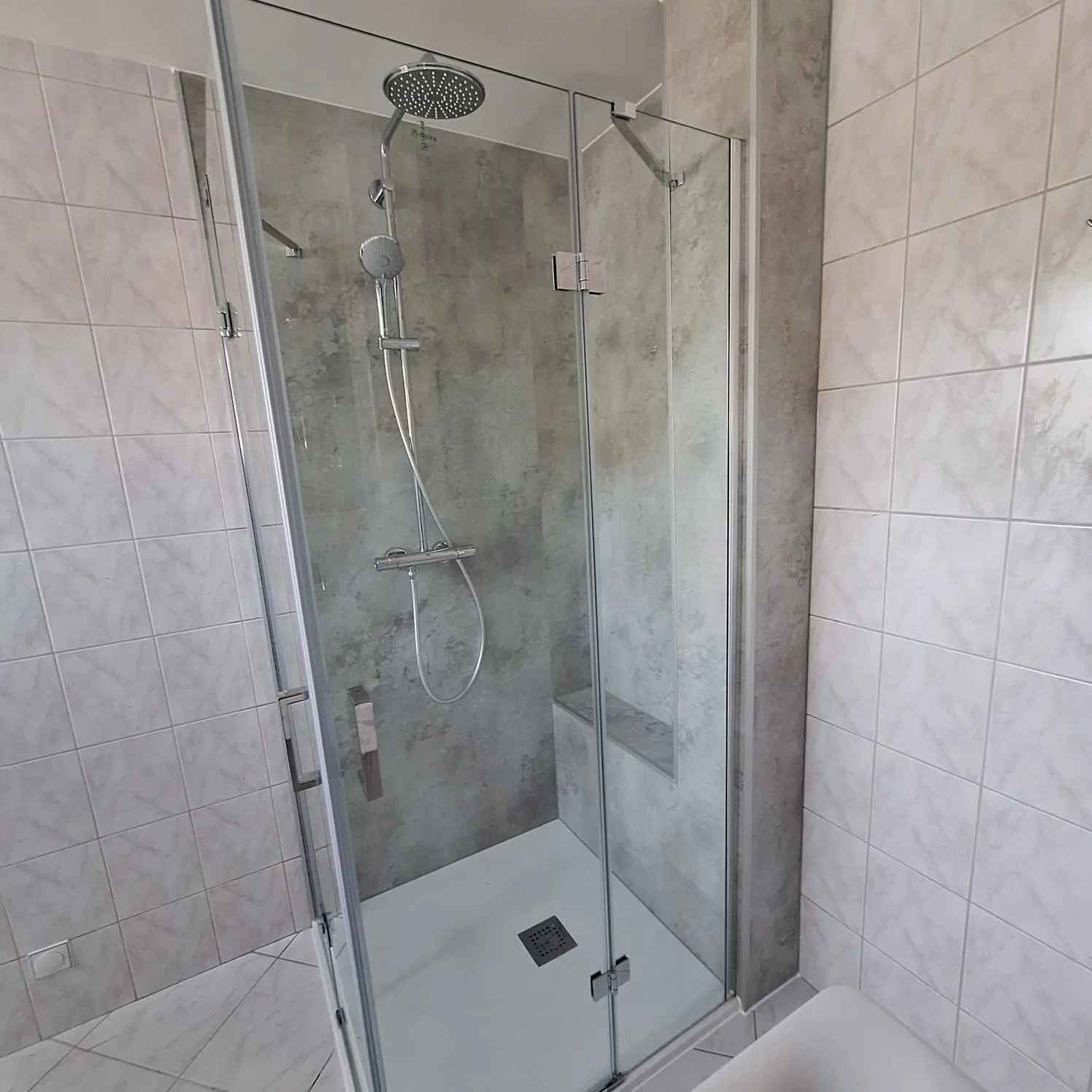 Marmerlook badkamer na renovatie