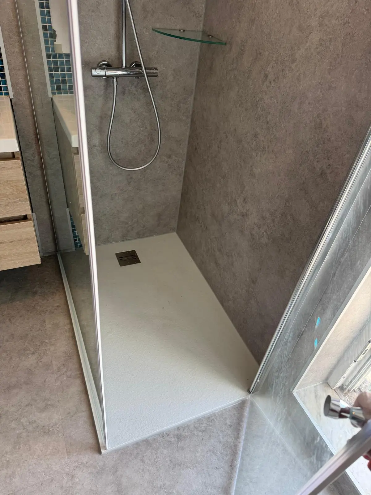 Marmerlook badkamer na renovatie