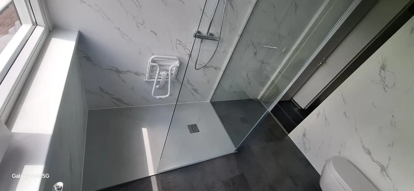 Marmerlook badkamer na renovatie