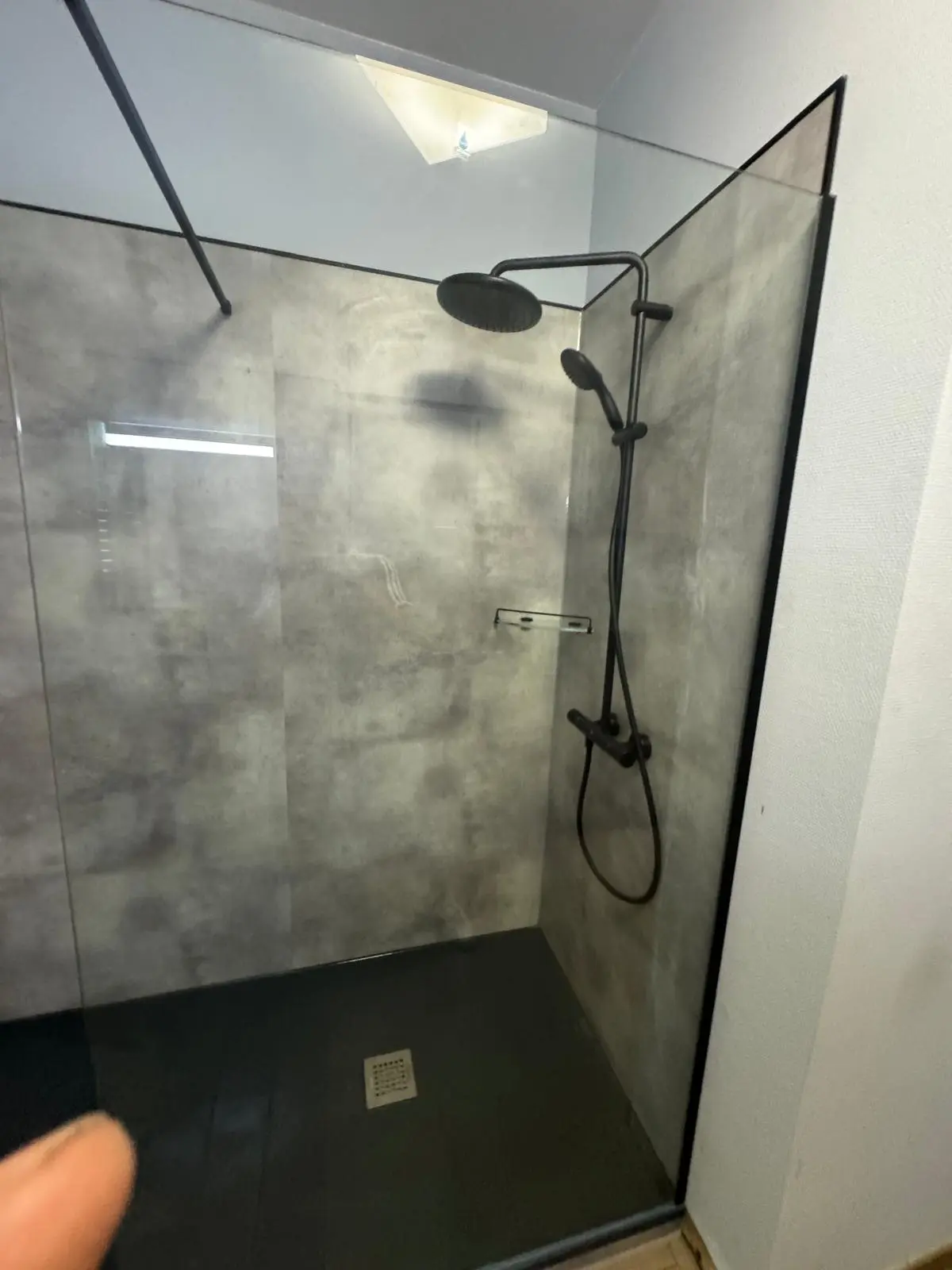 Marmerlook badkamer na renovatie