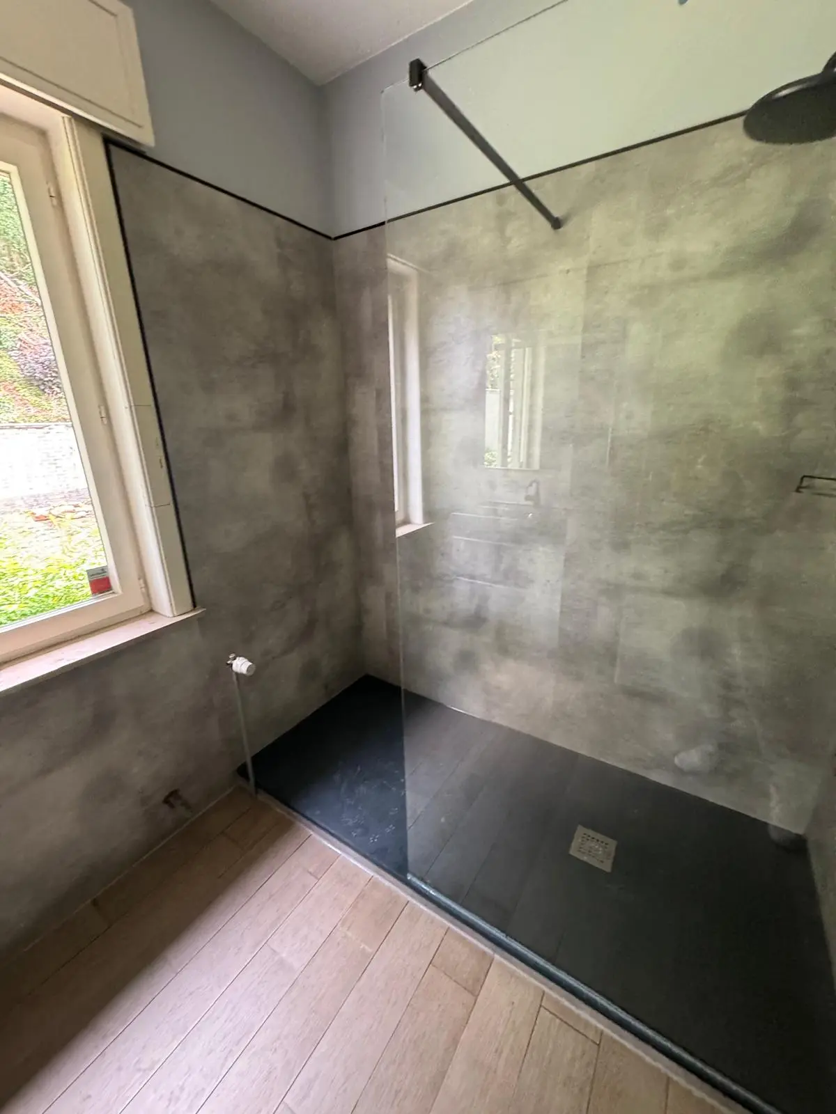 Marmerlook badkamer na renovatie