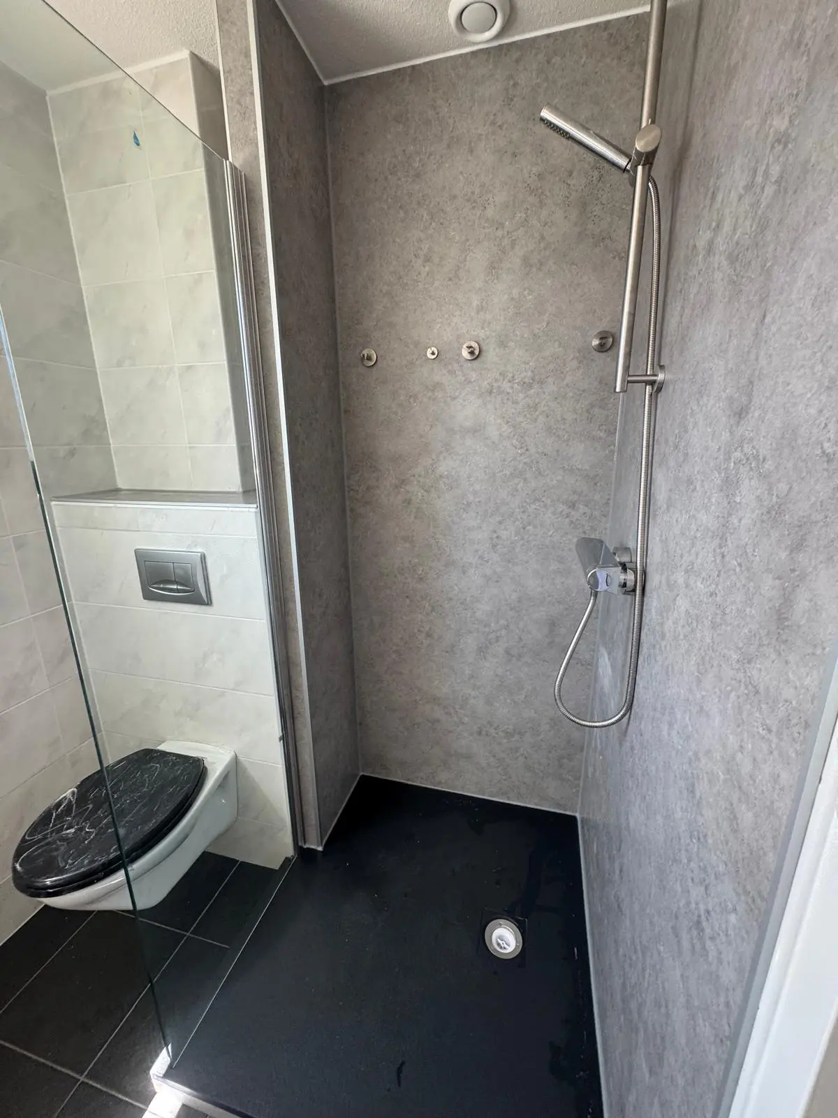 Marmerlook badkamer na renovatie
