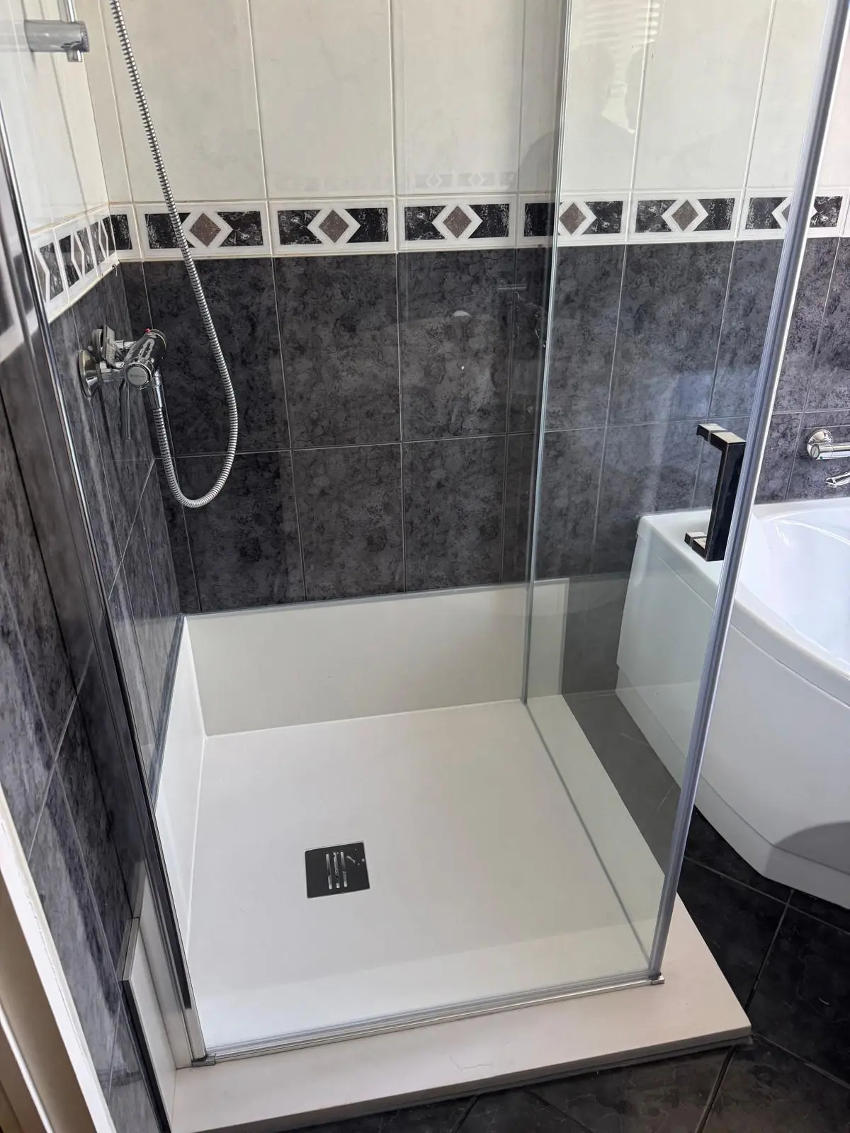 Marmerlook badkamer na renovatie