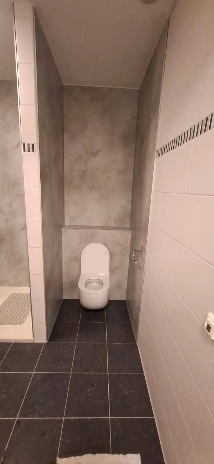 Marmerlook badkamer na renovatie