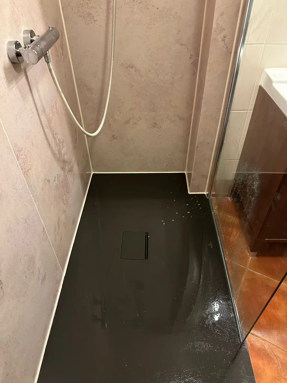Marmerlook badkamer na renovatie