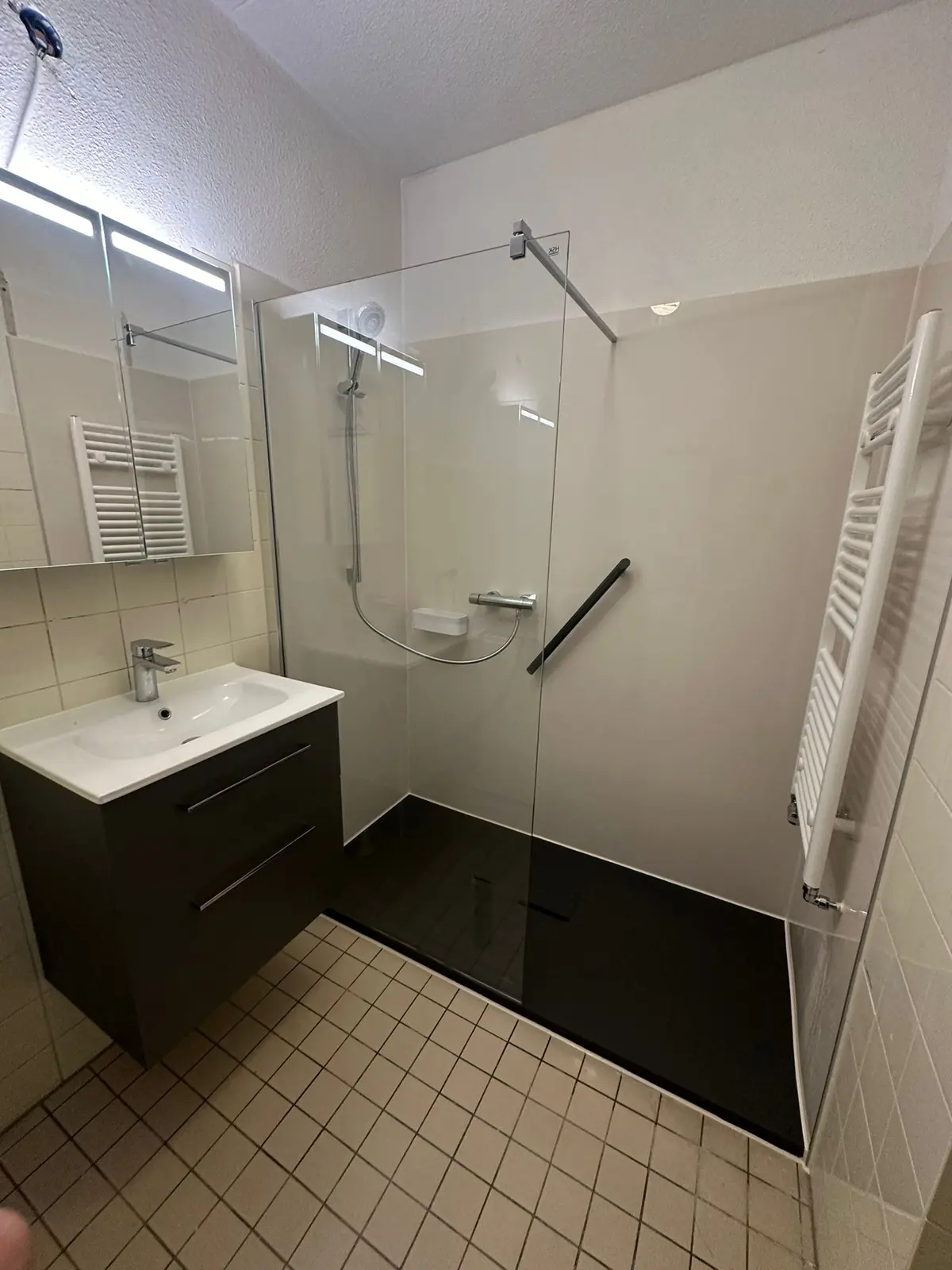 Marmerlook badkamer na renovatie