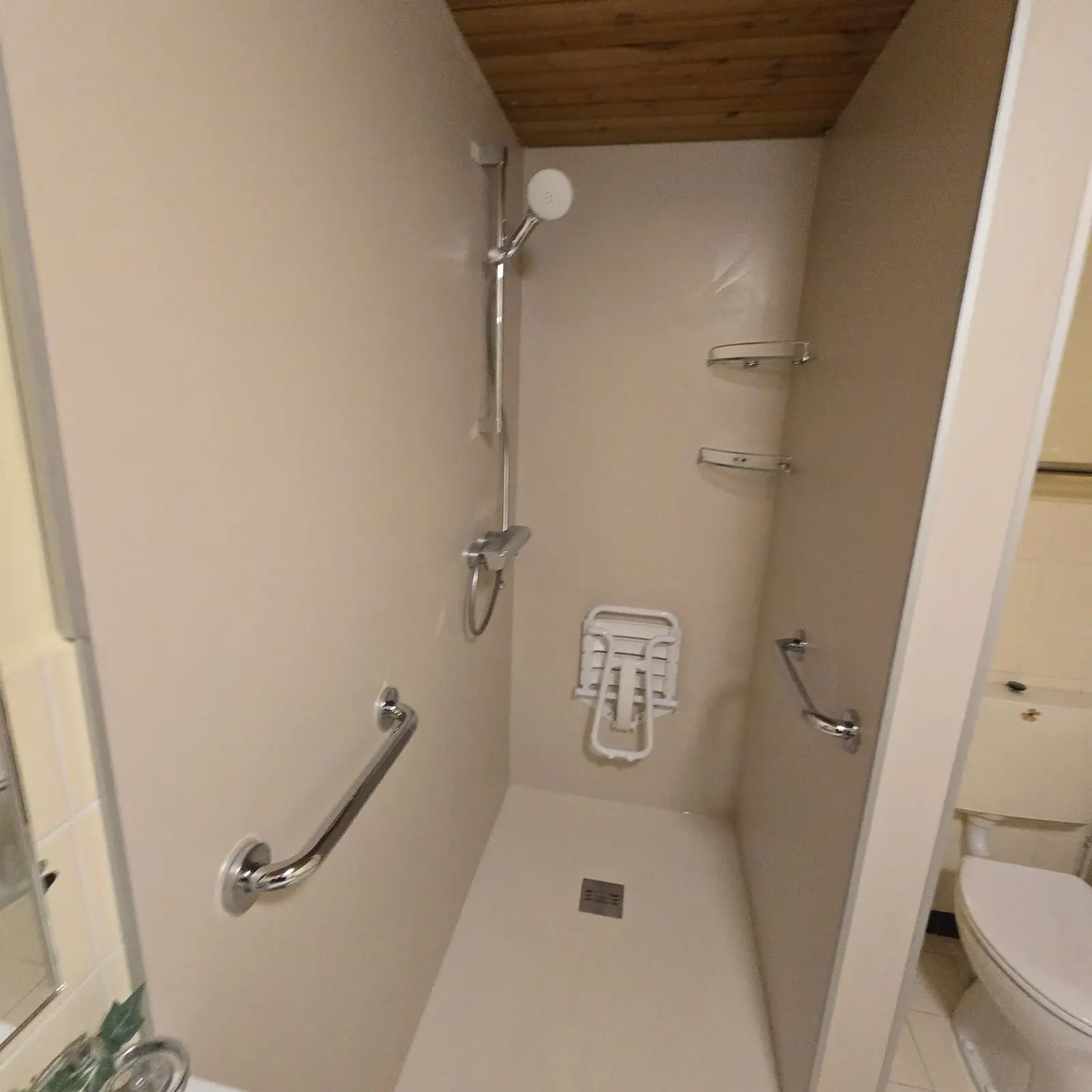 Marmerlook badkamer na renovatie