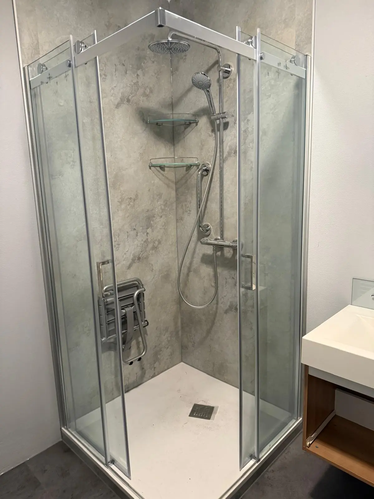 Marmerlook badkamer na renovatie