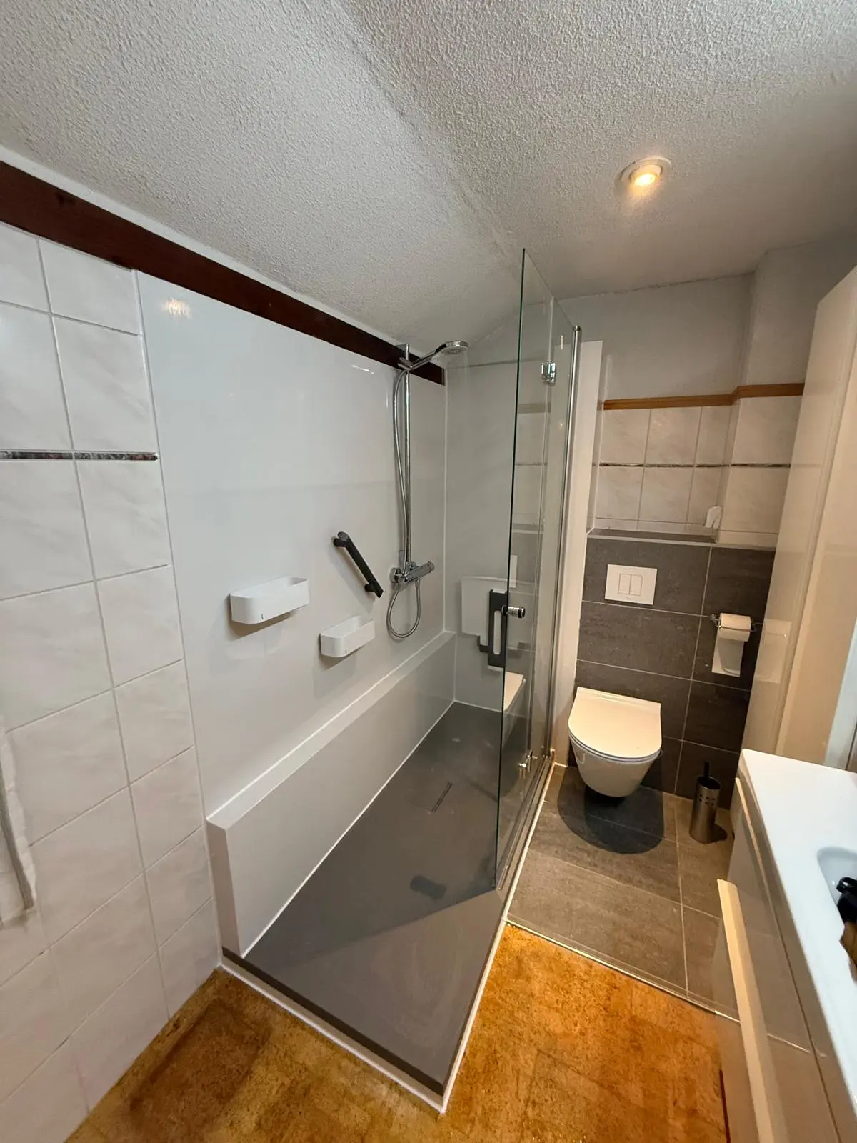 Marmerlook badkamer na renovatie
