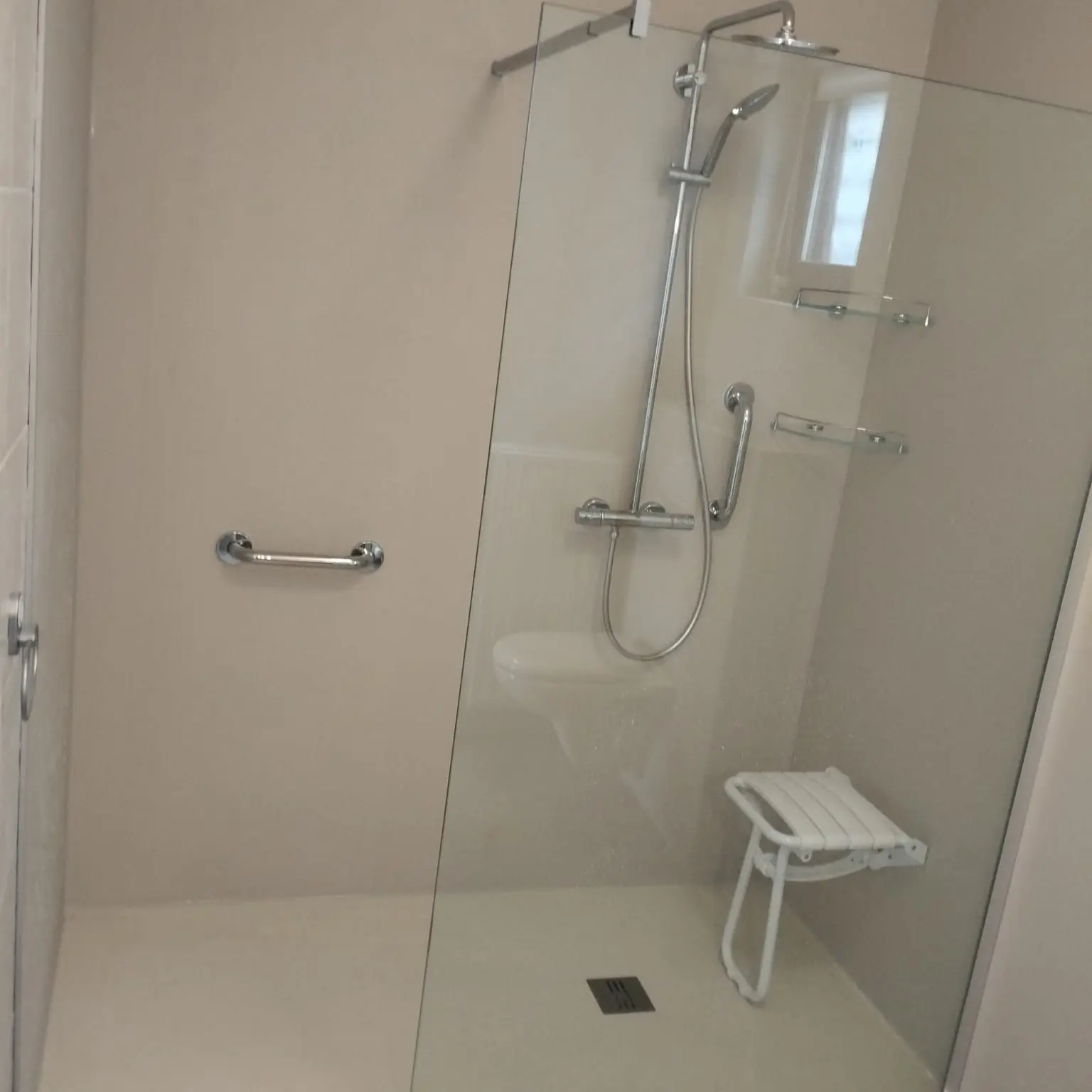 Marmerlook badkamer na renovatie