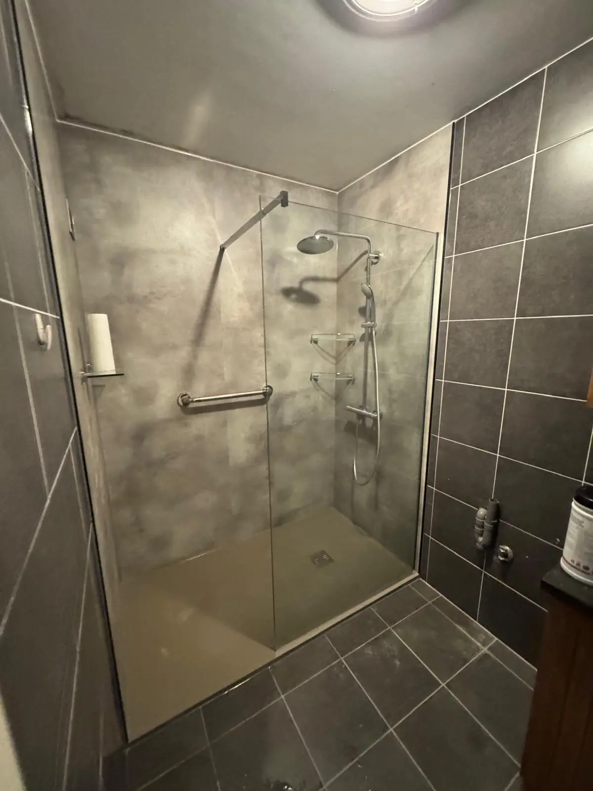Marmerlook badkamer na renovatie