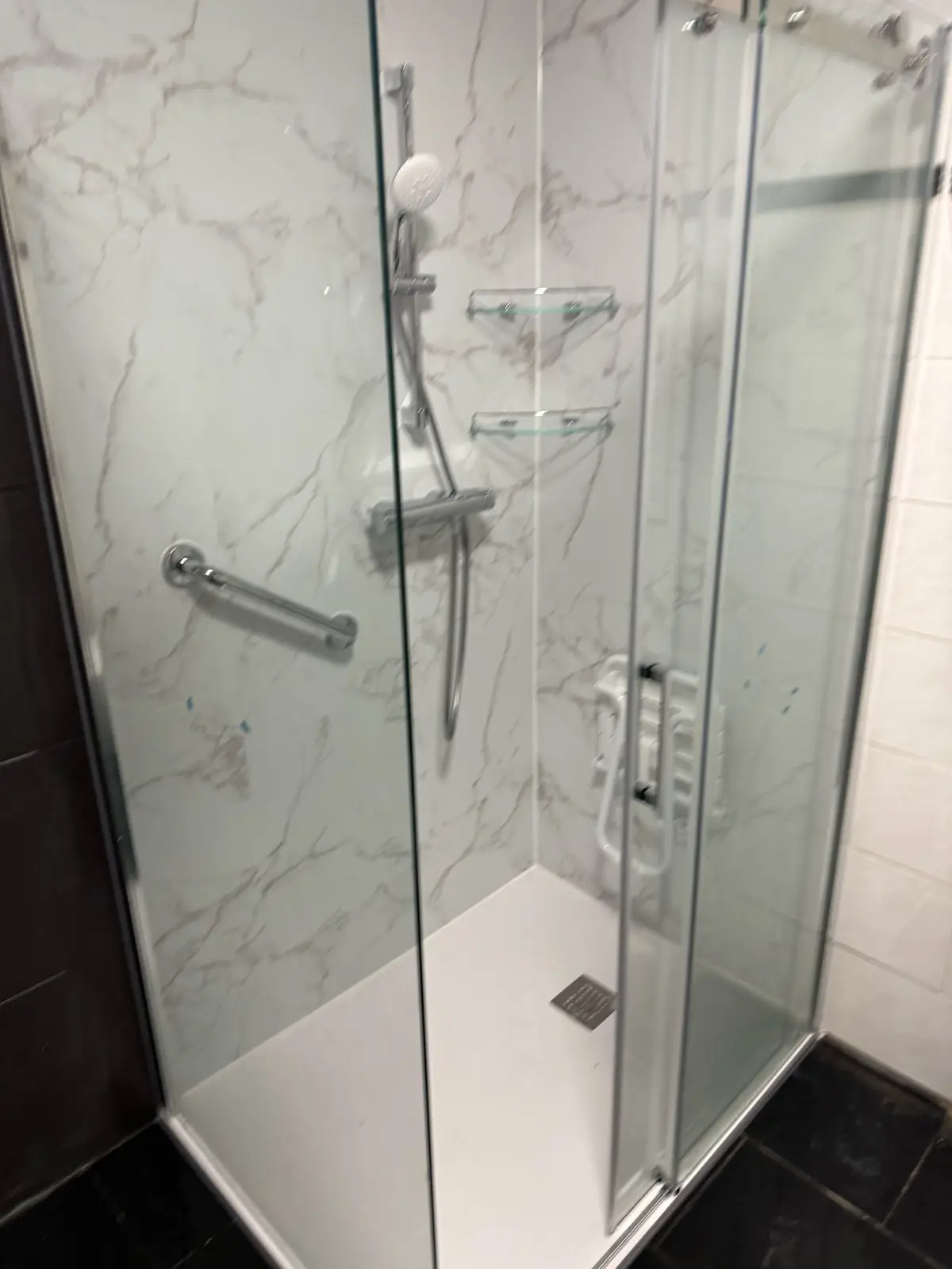 Marmerlook badkamer na renovatie