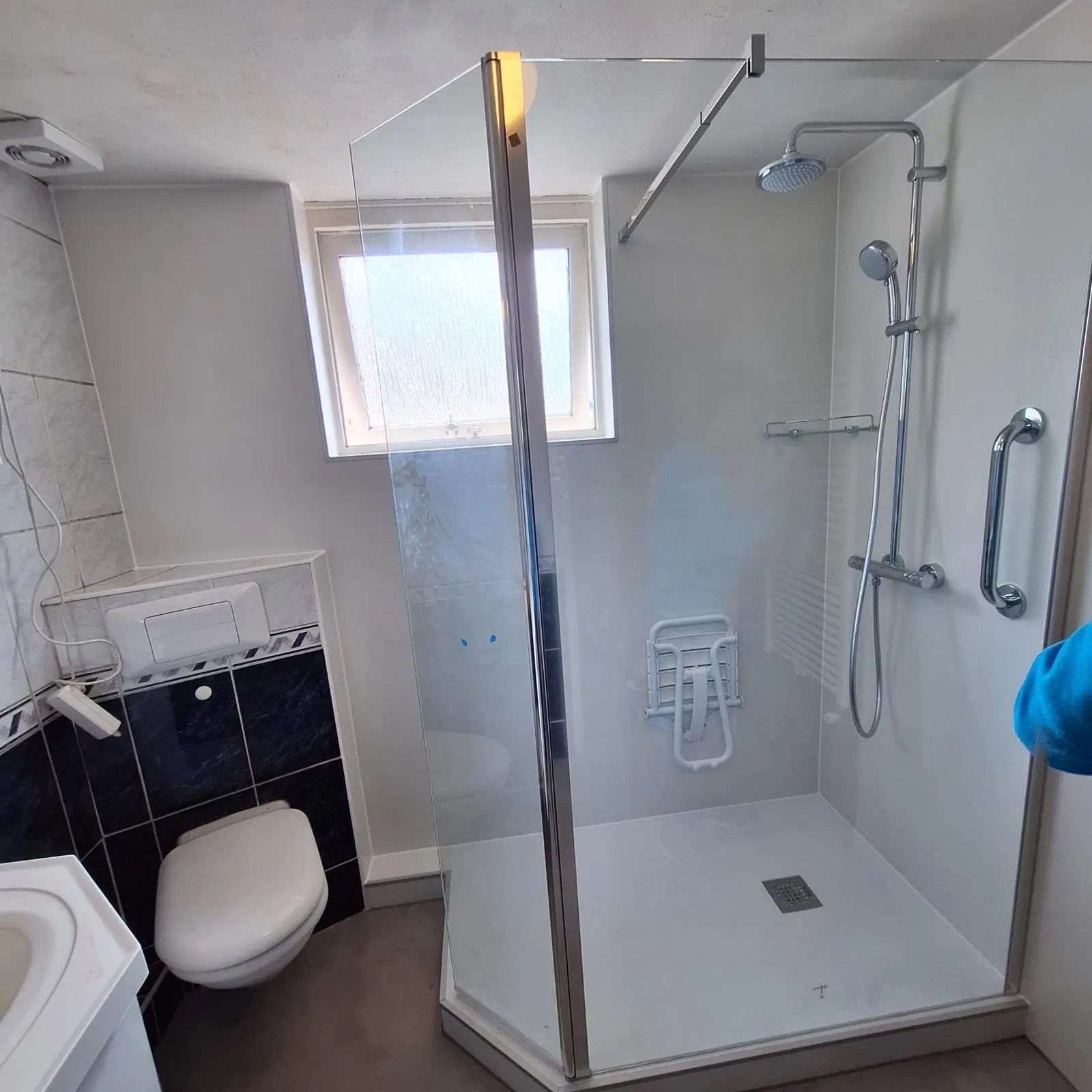 Marmerlook badkamer na renovatie