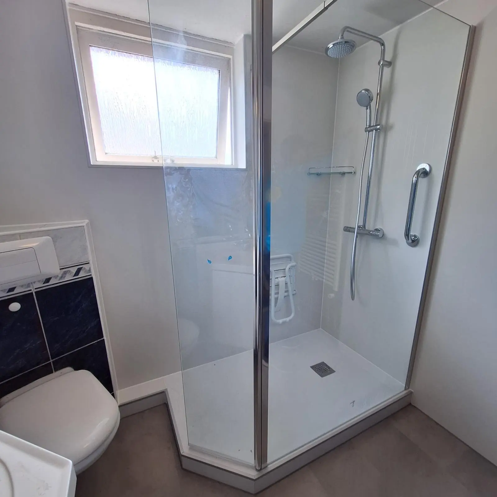 Marmerlook badkamer na renovatie