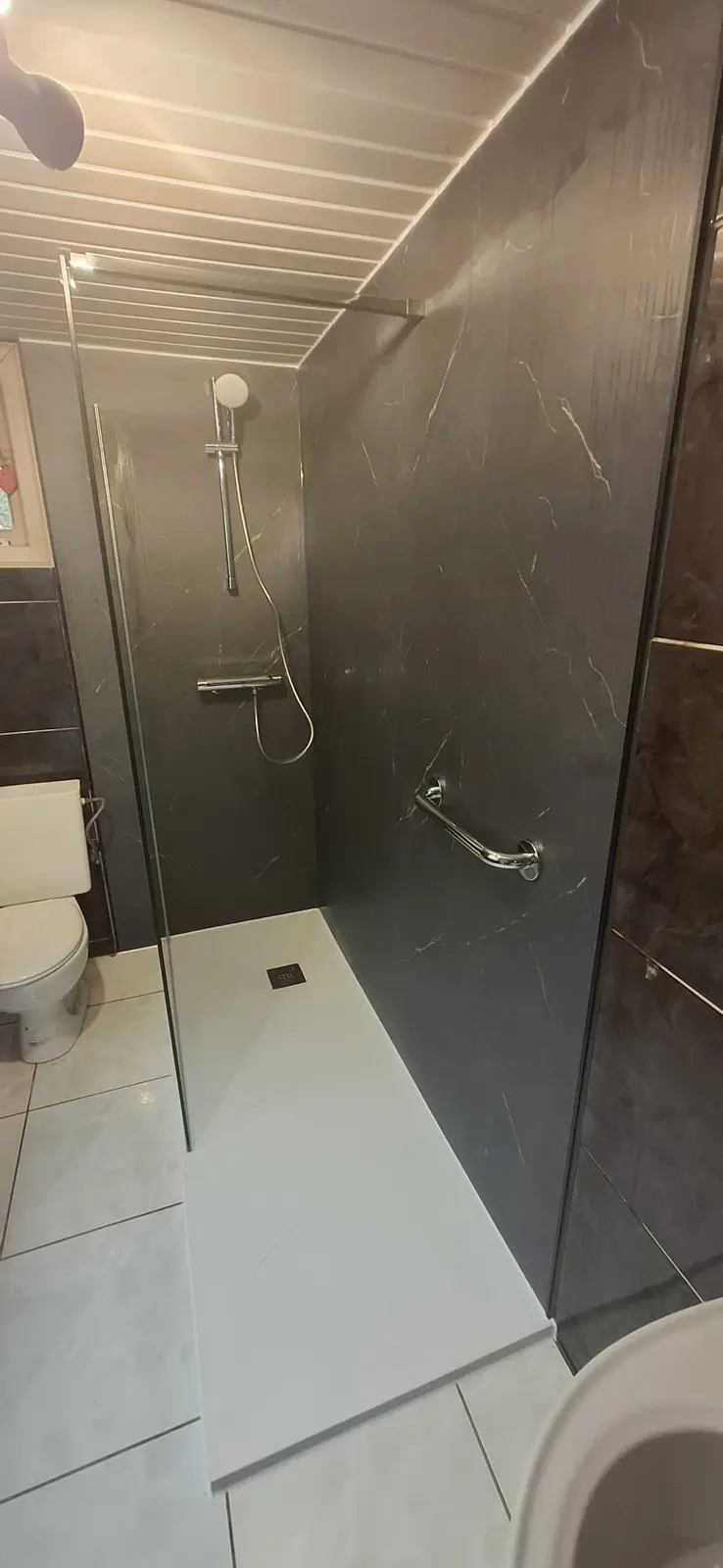 Marmerlook badkamer na renovatie