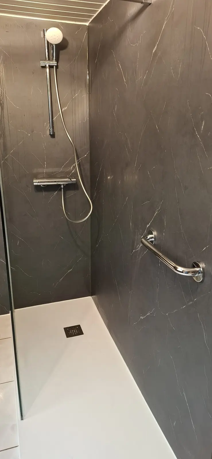 Marmerlook badkamer na renovatie
