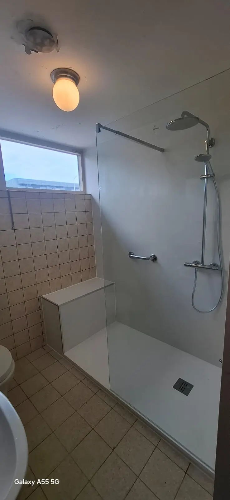 Marmerlook badkamer na renovatie