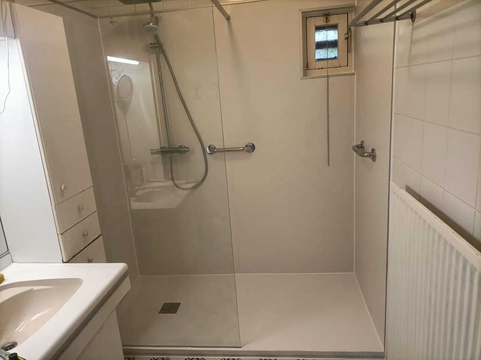 Marmerlook badkamer na renovatie