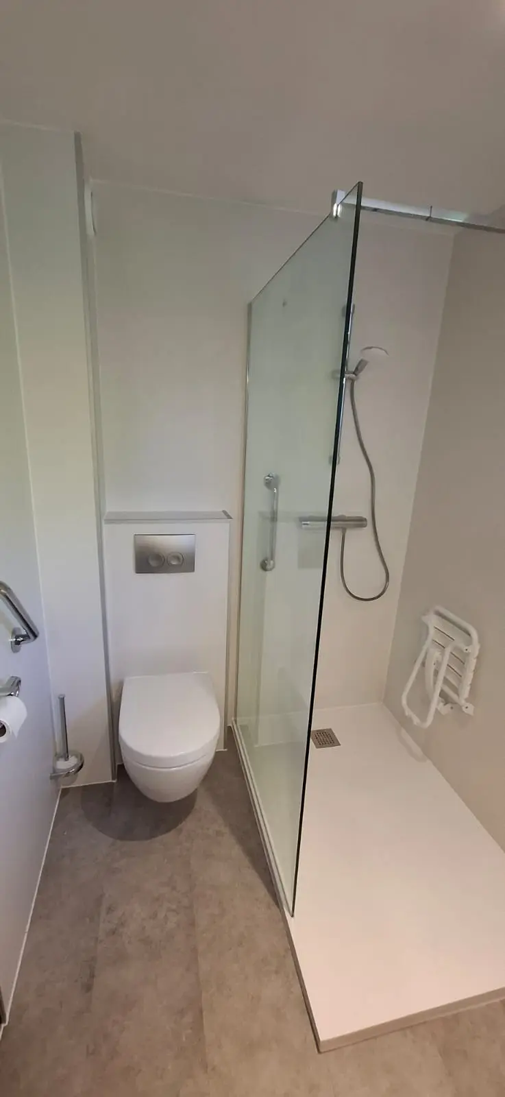 Marmerlook badkamer na renovatie