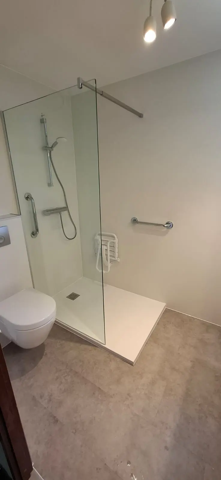 Marmerlook badkamer na renovatie