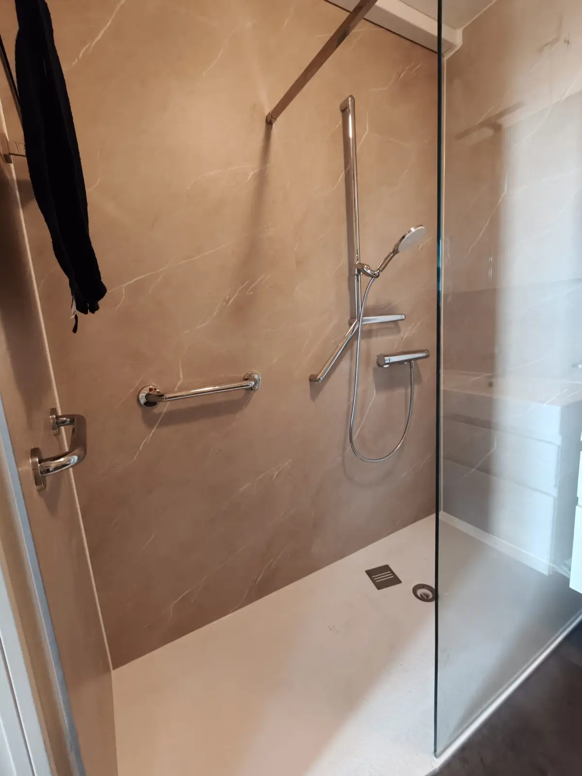 Marmerlook badkamer na renovatie