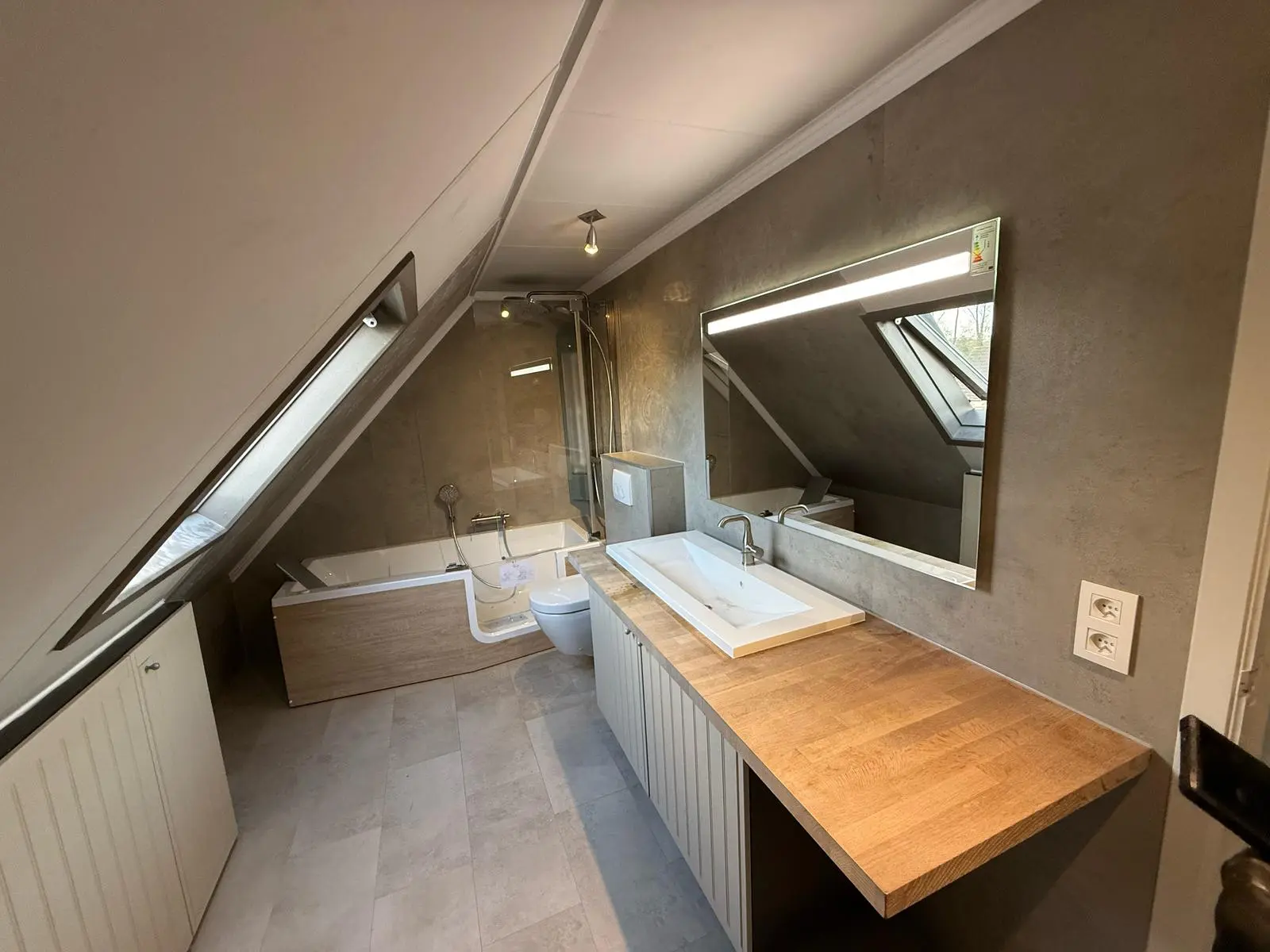 Marmerlook badkamer na renovatie