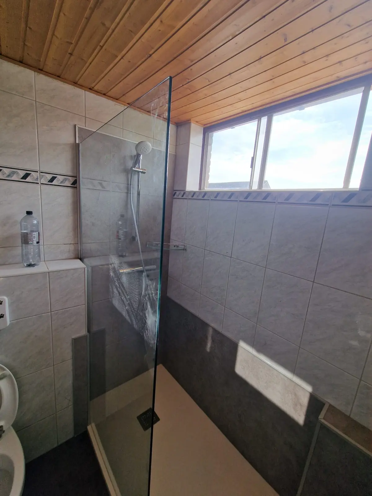Marmerlook badkamer na renovatie