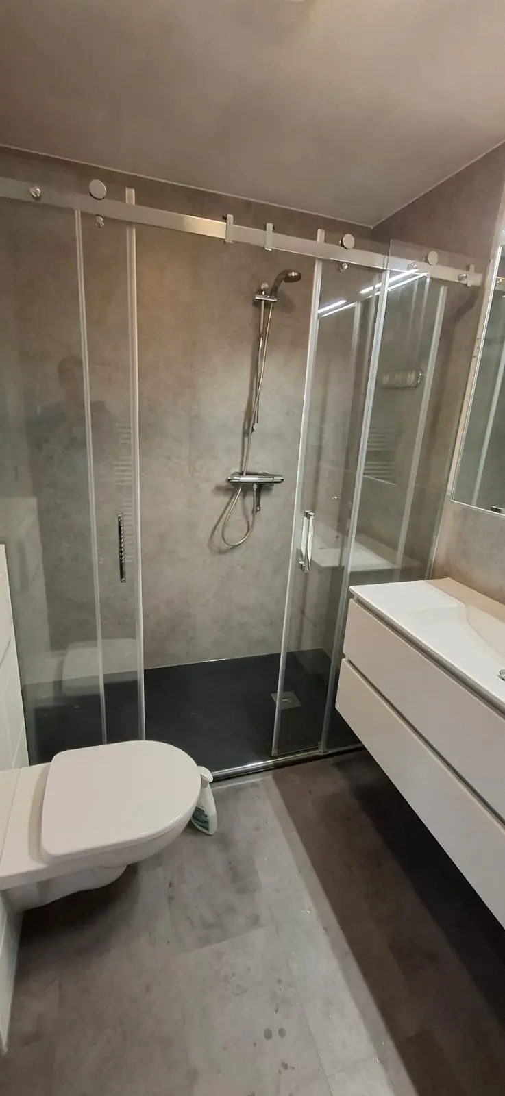 Marmerlook badkamer na renovatie