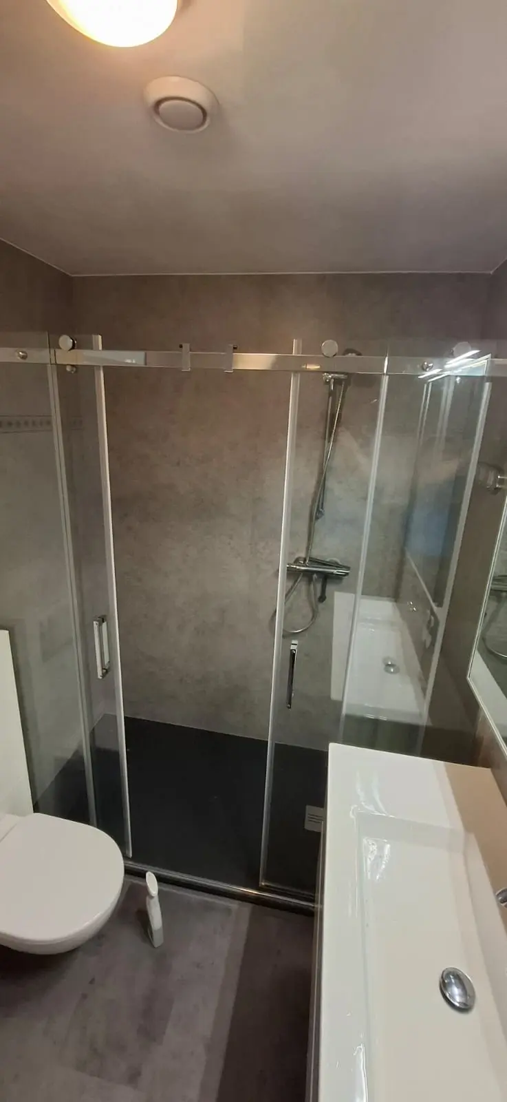 Marmerlook badkamer na renovatie