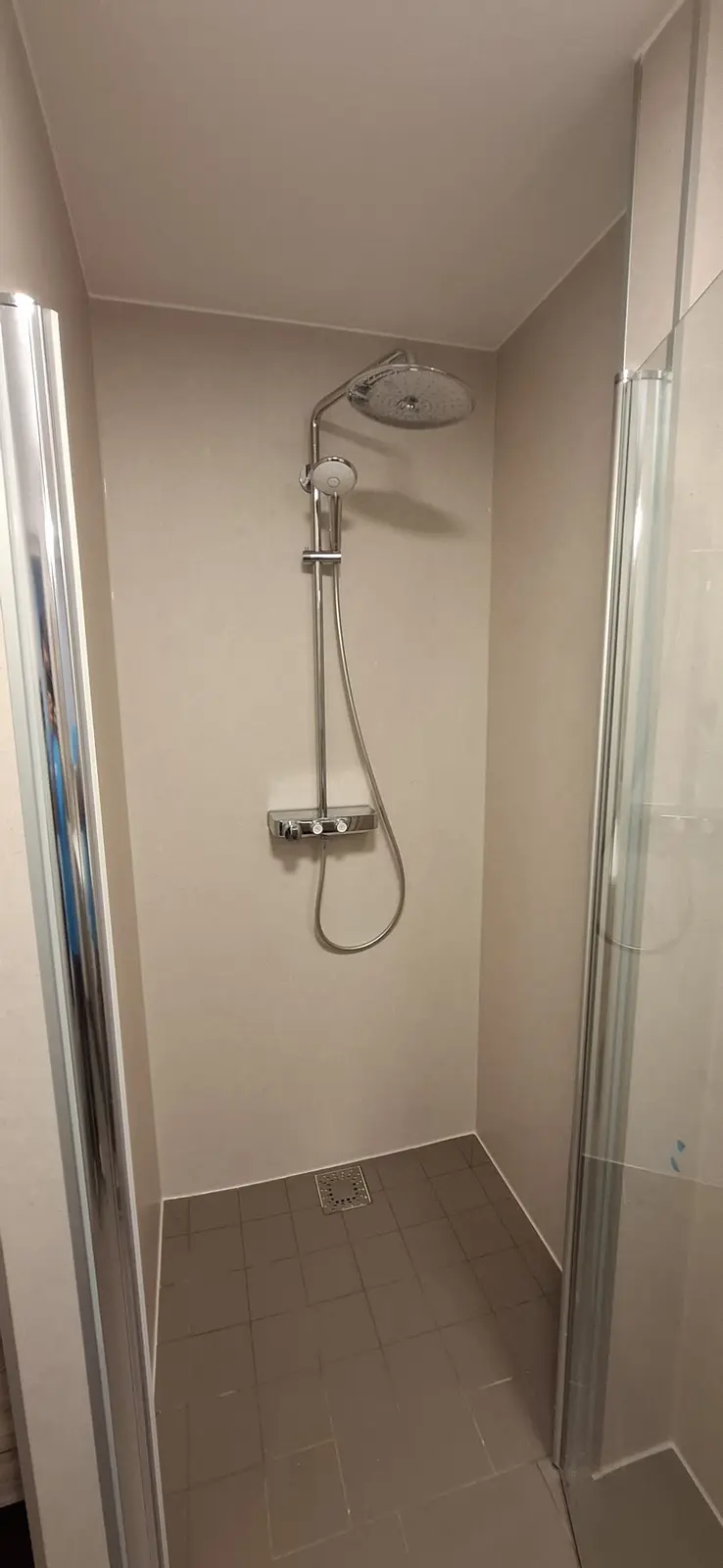 Marmerlook badkamer na renovatie