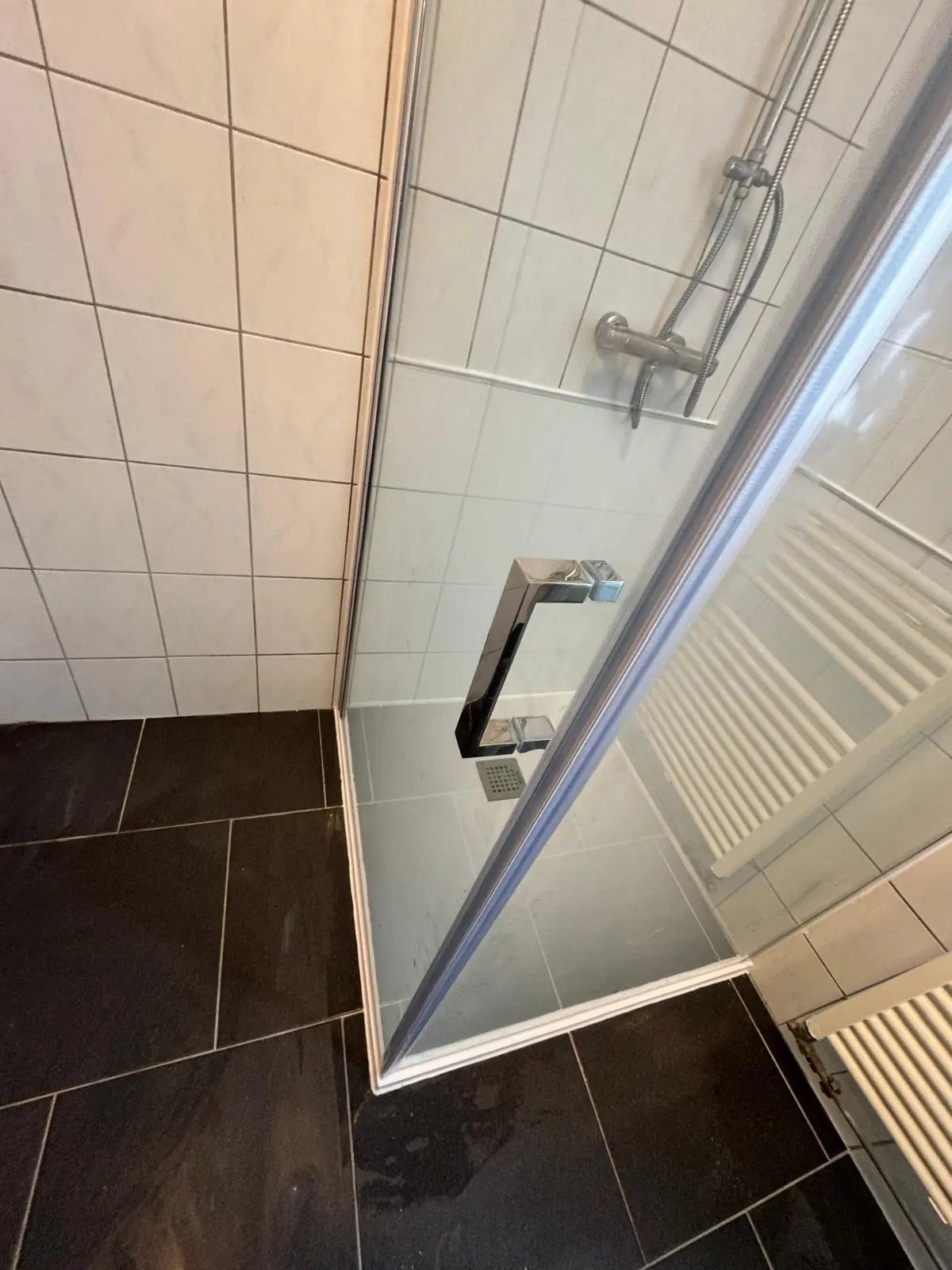 Marmerlook badkamer na renovatie
