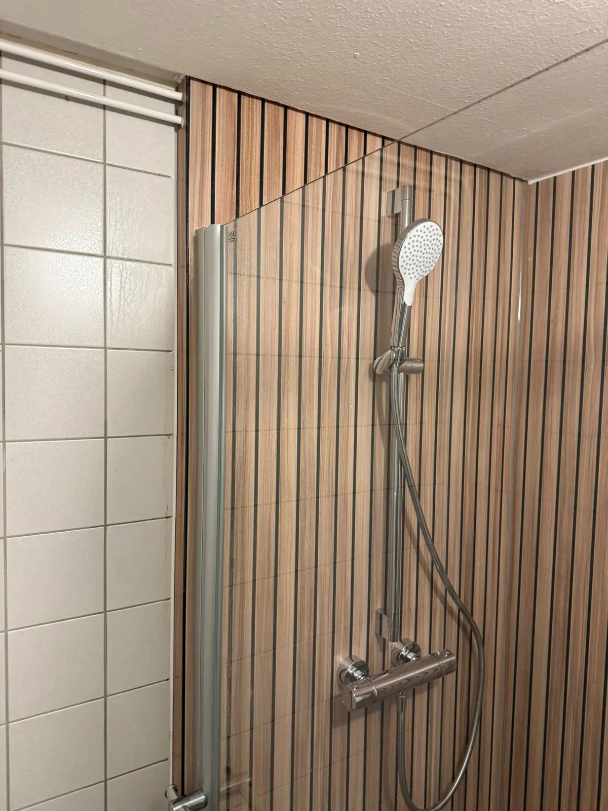 Marmerlook badkamer na renovatie