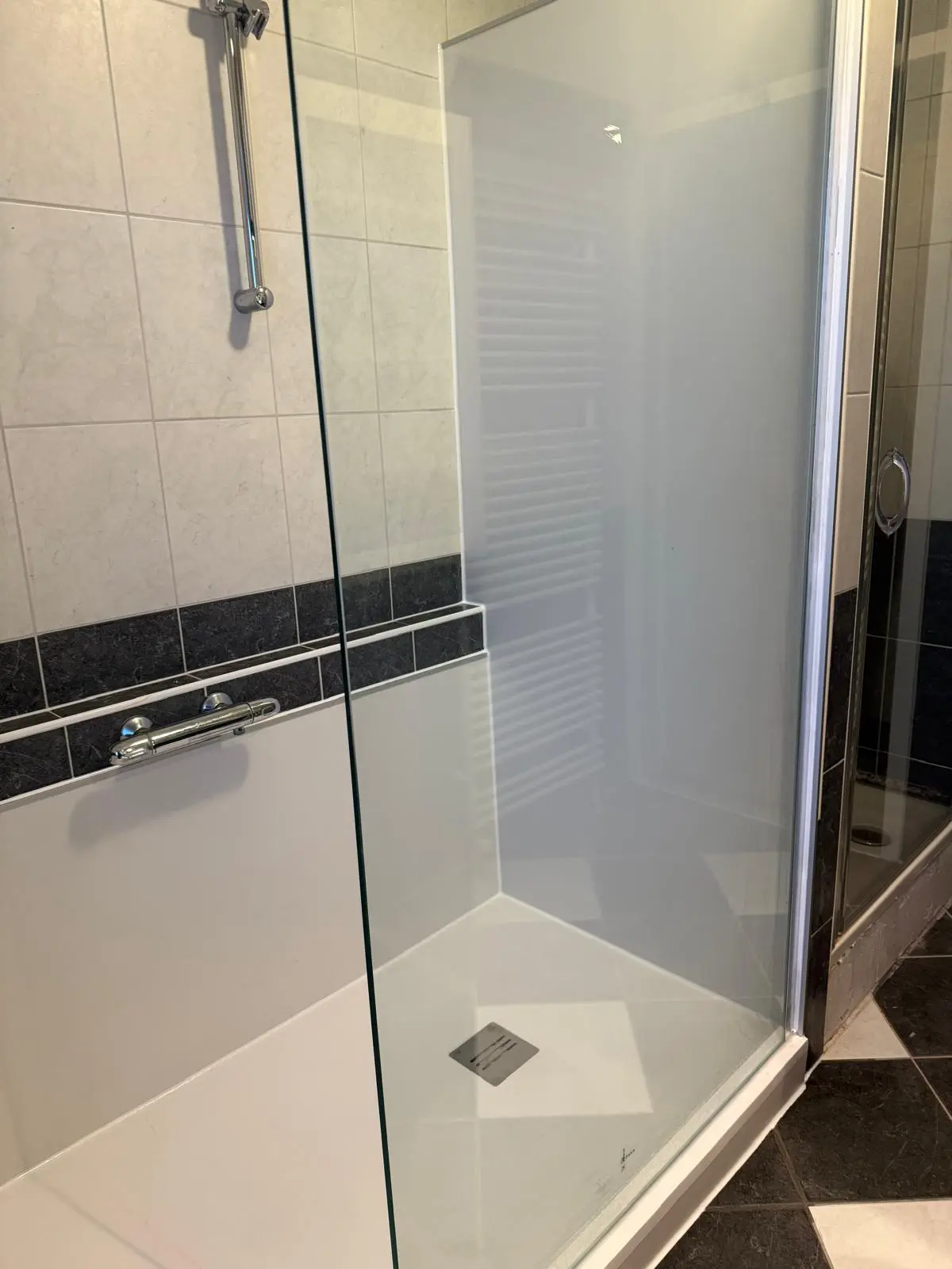 Marmerlook badkamer na renovatie