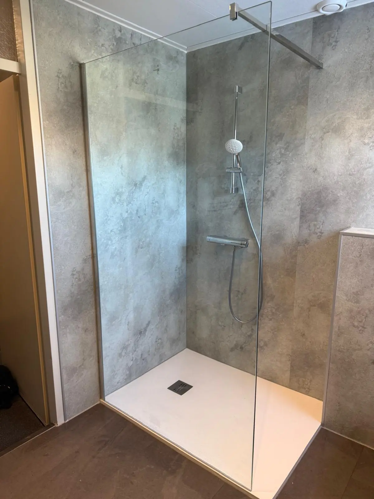Marmerlook badkamer na renovatie