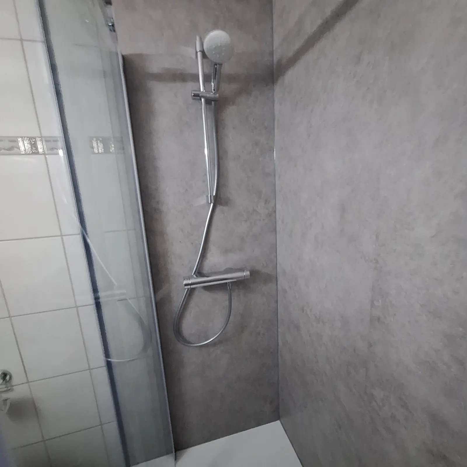 Marmerlook badkamer na renovatie