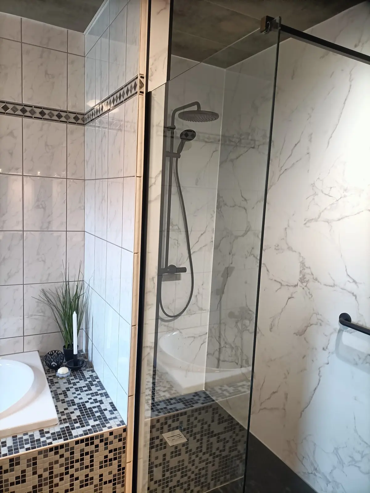 Marmerlook badkamer na renovatie