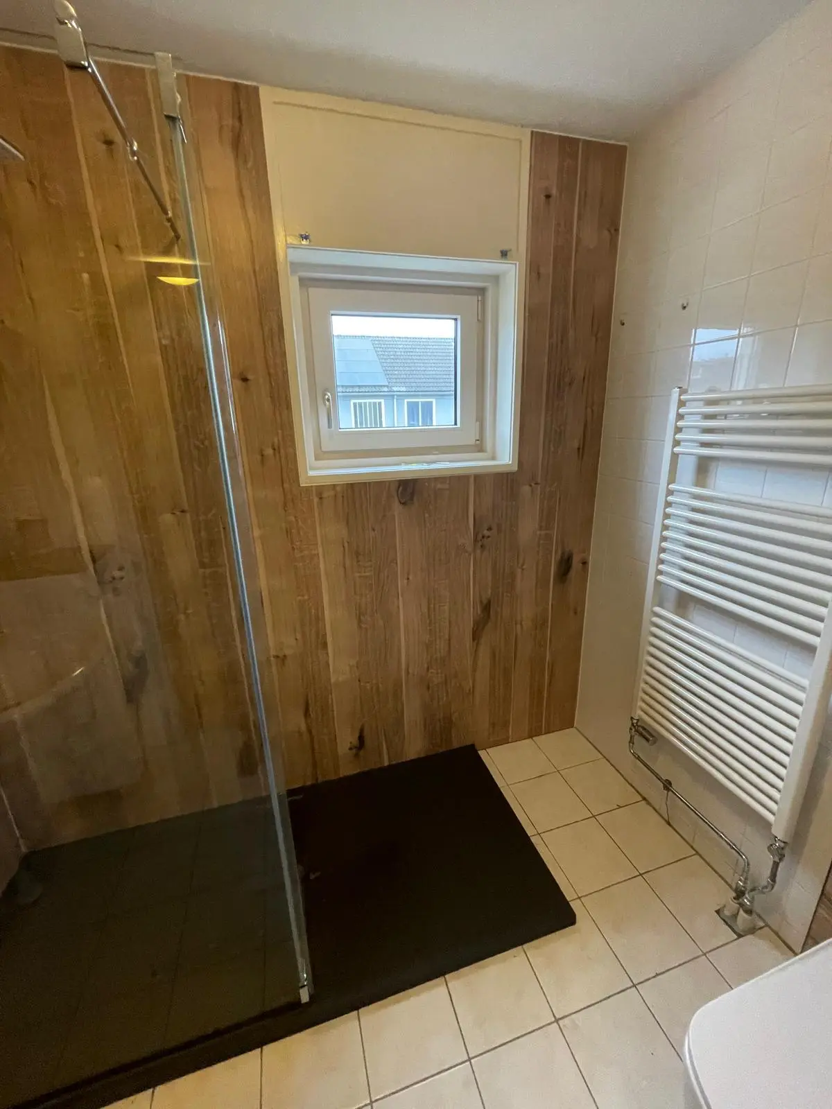 Marmerlook badkamer na renovatie