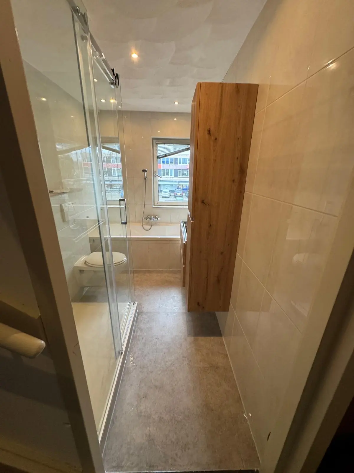 Marmerlook badkamer na renovatie