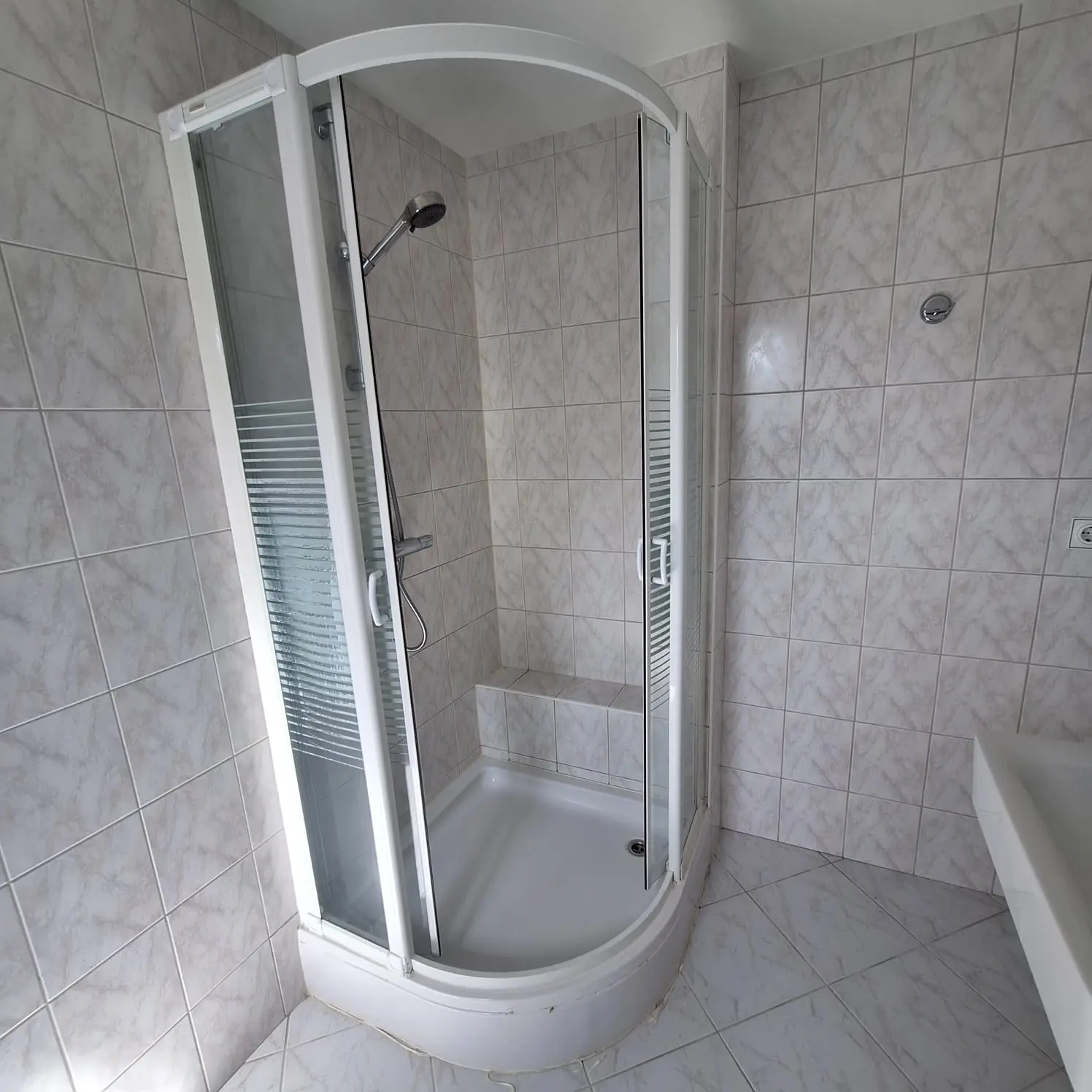 Marmerlook badkamer voor renovatie